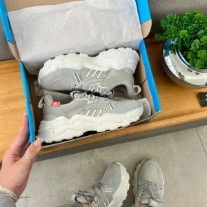 Tênis ênis Adidas Tratorado